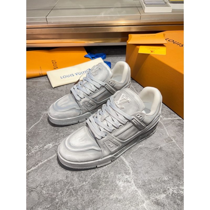 l**is V*t*n sneakers
